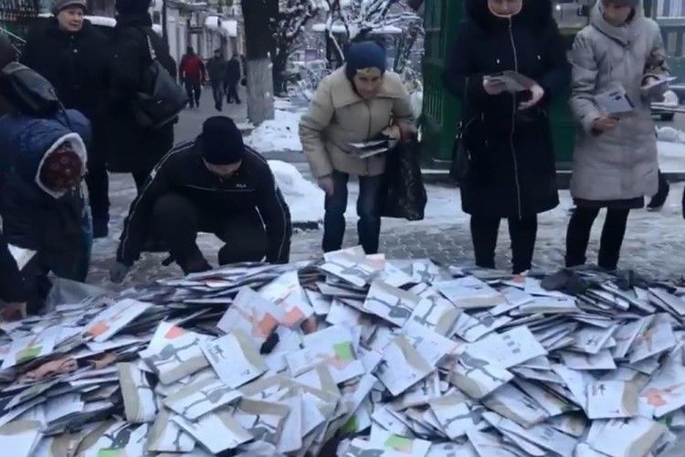 У Чернівцях «чорна п'ятниця» настала вже у четвер: жіночі колготки продають просто з купи на тротуарі