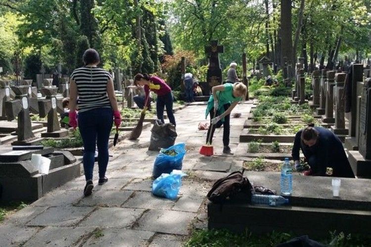 У Варшаві під музику бандури впорядкували могили воїнів УНР