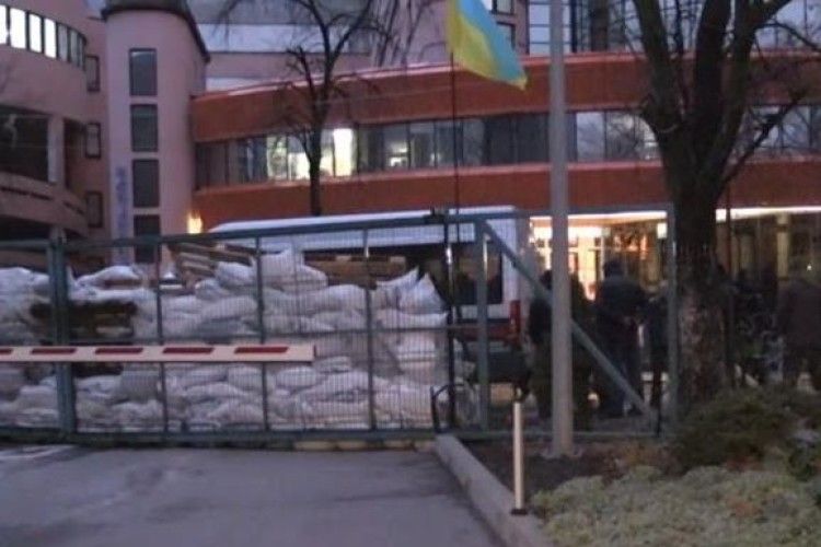Перед телеканалом - мішки з піском та колючий дріт
