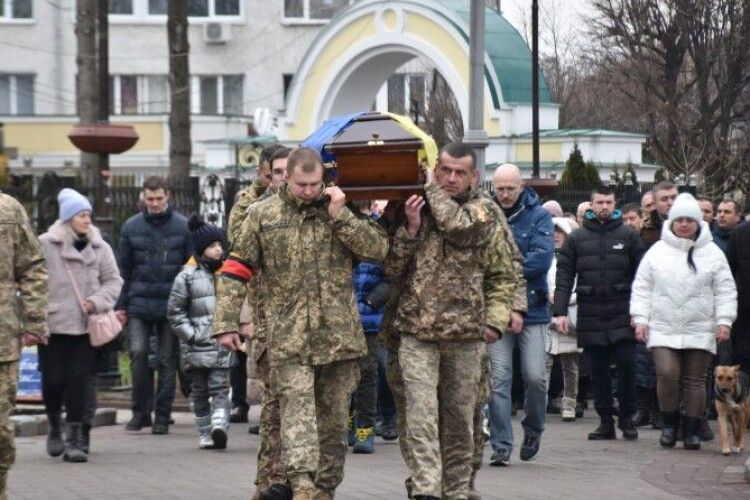 У Луцьку попрощалися з полеглим воїном