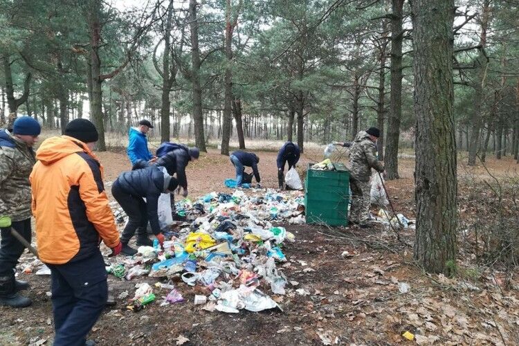 Сміття із берега волинського озера вивозили вантажівкою