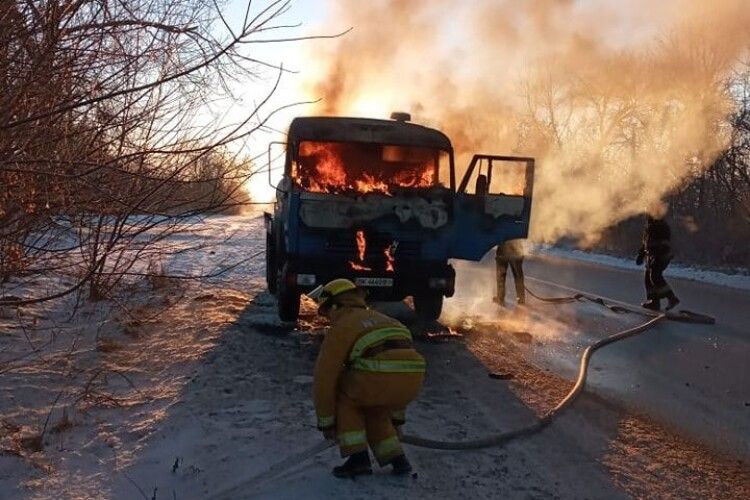 На Рівненщині під час руху спалахнула вантажівка (Фото)