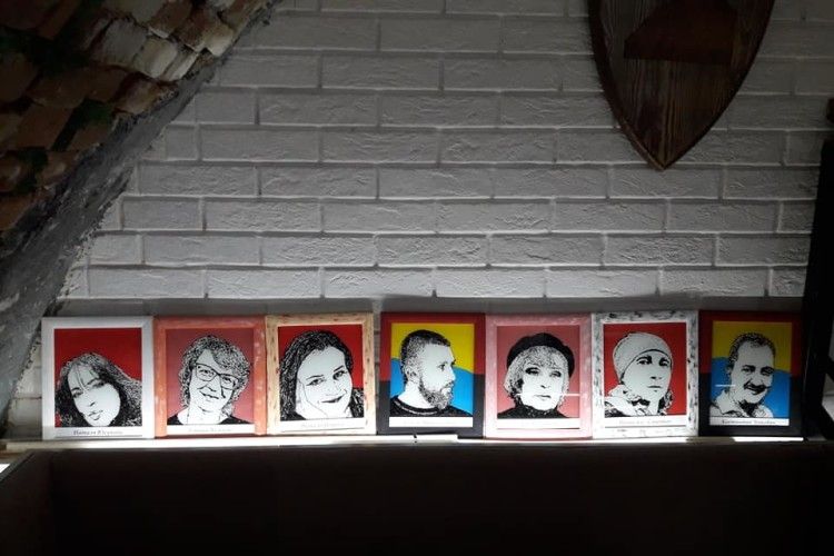 Атовець створив серію фотопортретів волинських волонтерів на склі (Фото)