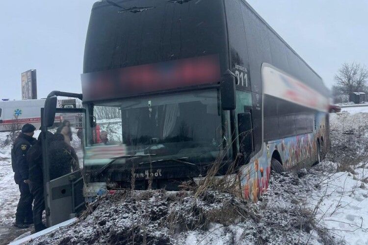 На трасі «Львів-Луцьк» автобус із пасажирами злетів у кювет