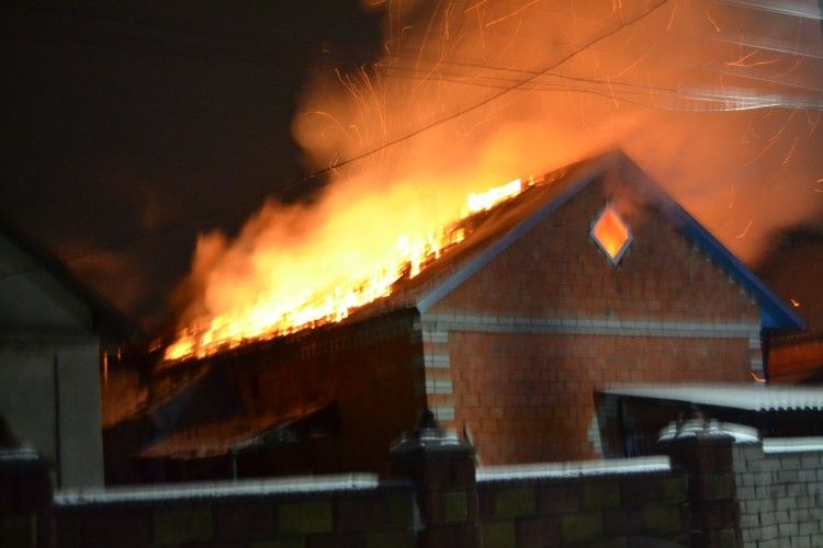 Рятувальники показали відео із учорашньої пожежі у Рівненському районі