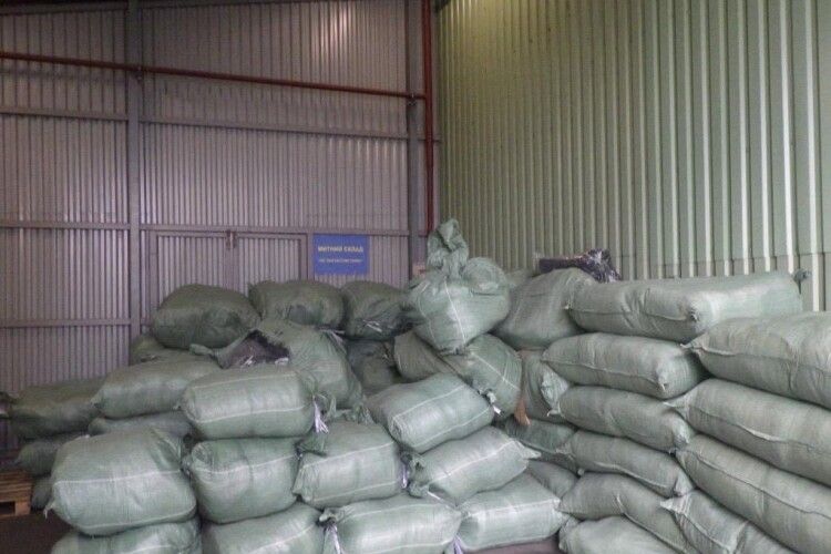 Зайва тонна джинсів на мільйон: на митному посту в Луцьку викрили хитрого імпортера