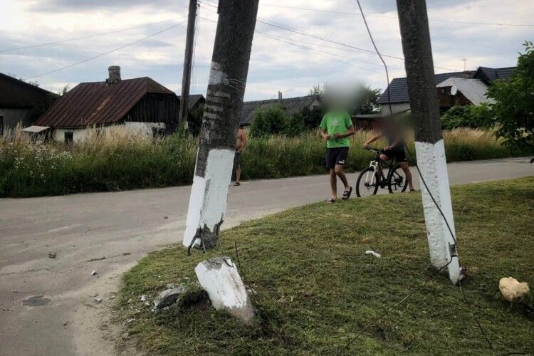 Переламав стовп: на Волині п'яний водій в’їхав в електроопору