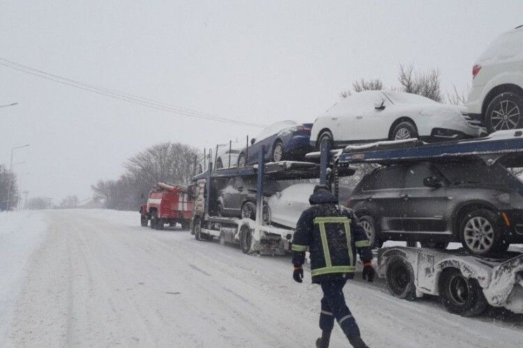 На Горохівщині загрузли в снігу три вантажівки та легковик (Фото)