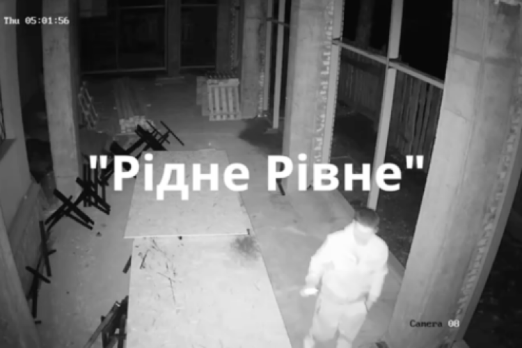  У Рівному на будівельному майданчику камери спостереження зняли злодія