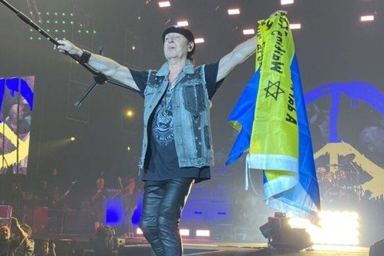 Легендарні Scorpions з жовто-синім прапором виконали хіт, який змінили на підтримку України (Відео)