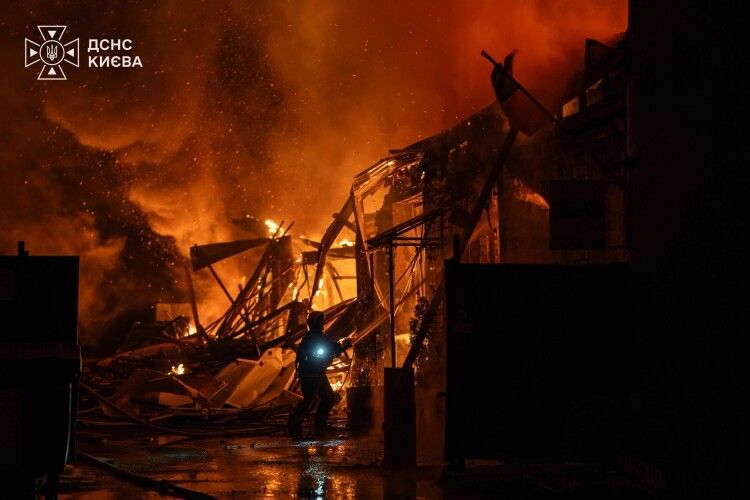 Вранці у Києві росіяни двічі вдарили по дата-центру