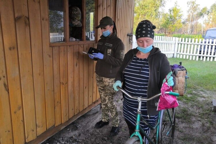 На українсько-білоруському кордоні завершено сезонний пропуск громадян для збору ягід та грибів