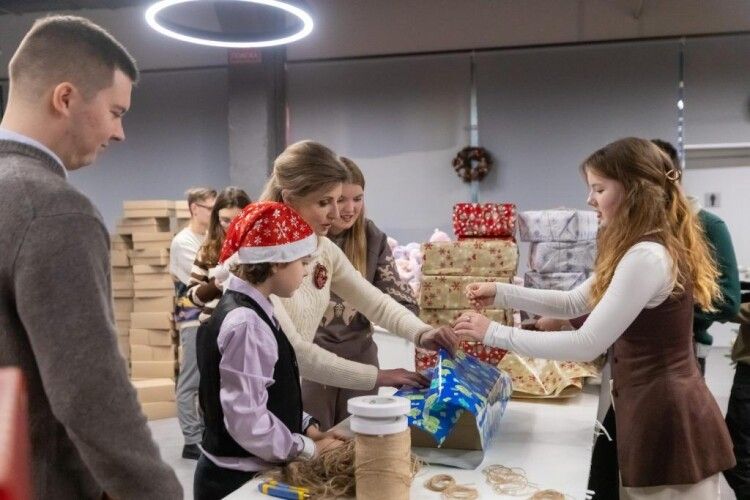 Сьомий рік  «Солідарна Молодь» і Фонд Порошенка передають дітям військових та переселенців різдвяні СвятоBOXи