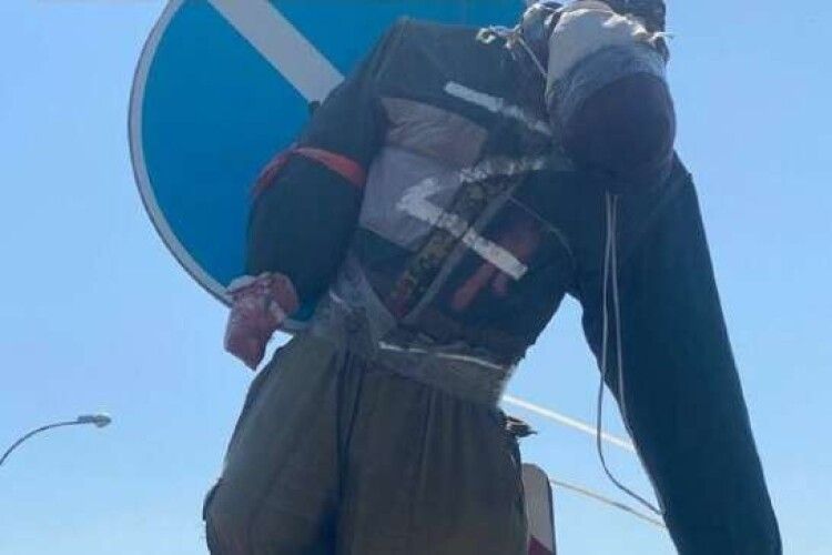 У Херсоні на стовпах з’явились дуже хороші знаки - опудала окупантів (Фото)