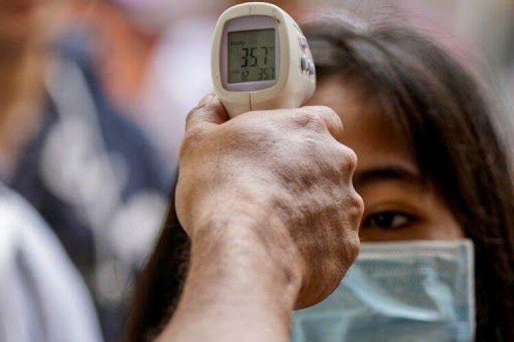 Для нововолинських медзакладів придбали безконтактні термометри