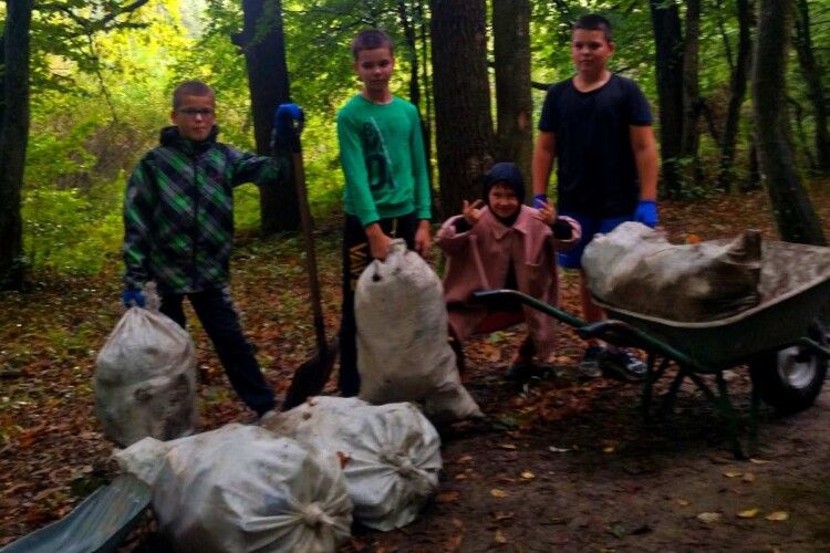 Активісти громади на Волині прибрали лісосмугу та зібрали кришечки на дрони