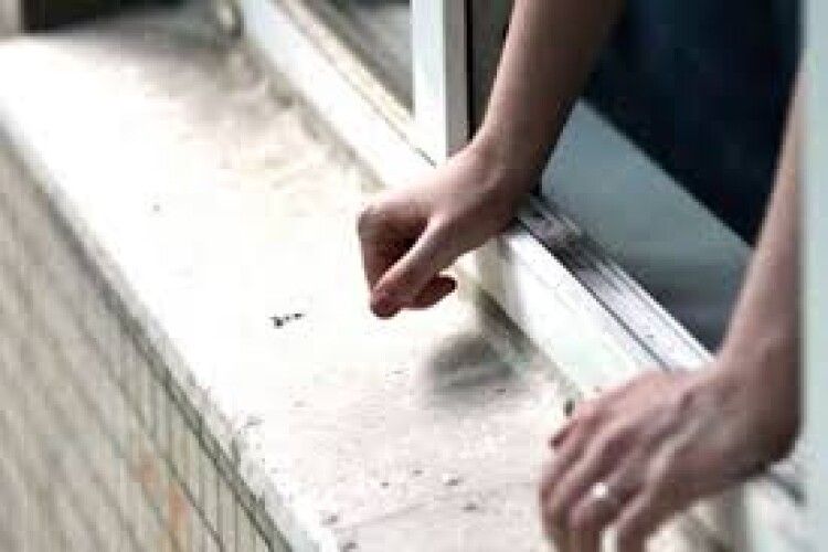 Чоловік посварився із дружиною та вистрибнув з 7 поверху