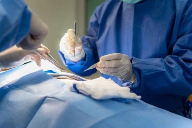 Врятували від інвалідності: лікарі 4 години оперували волинянці руку 