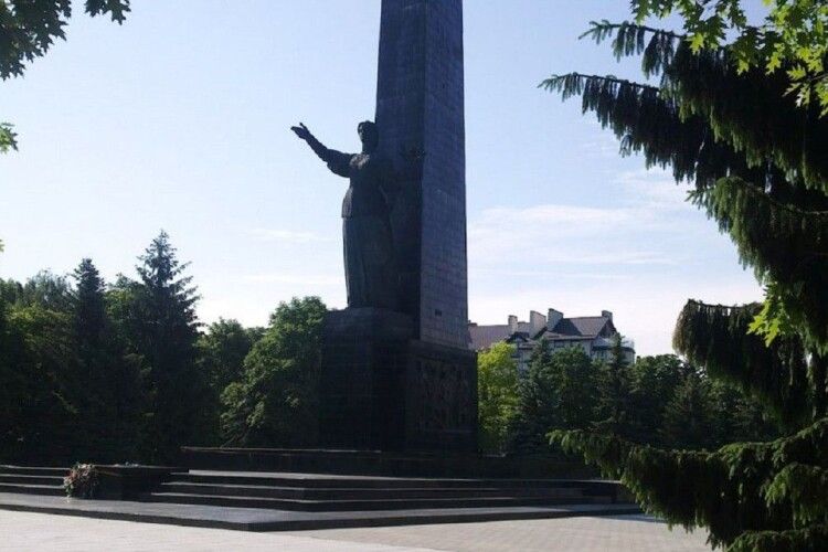 У Луцьку на меморіалі демонтують комуністичну символіку