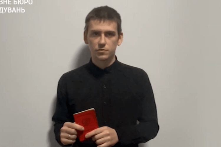 Колишній солдат з росії спалив військовий квиток і звернувся до окупантів (Відео)