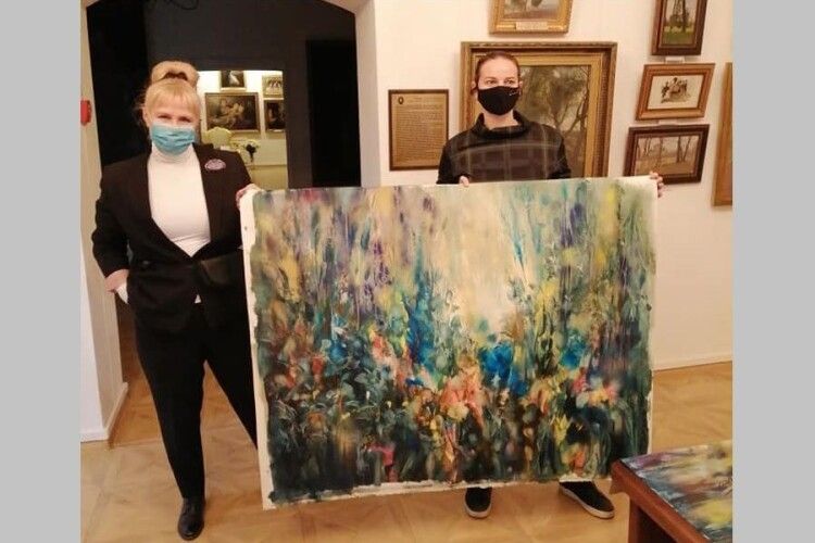 Американська художниця подарувала луцькому музею свої картини