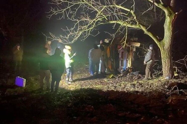 Мікроавтобус врізався в підводу з людьми: дві особи загинуло, водій втік (Фото, відео)