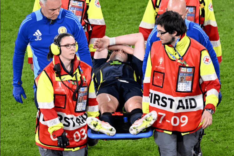 Битва Шотландії і Швейцарії: захисника у сльозах винесли з поля під час матчу