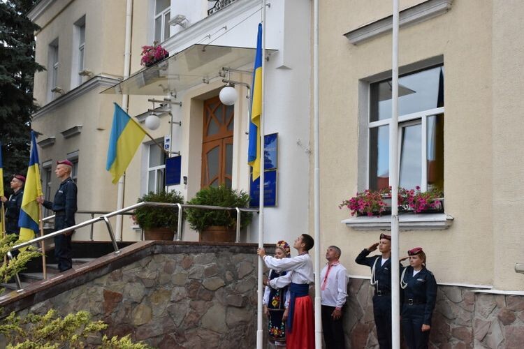 Державний Прапор України урочисто підняли біля будівлі Луцької міської ради