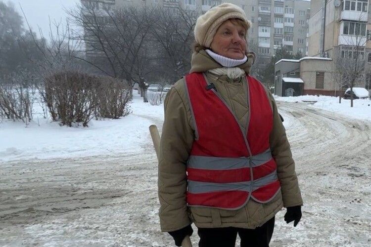 Робота у -20: хто рятує Луцьк від снігу та сміття (Відео)