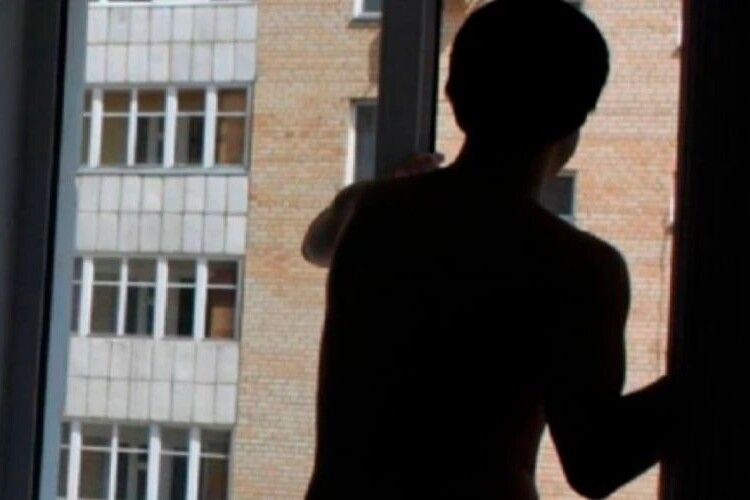 На Волині підліток випав з вікна 5-го поверху: поліція розслідує справу 