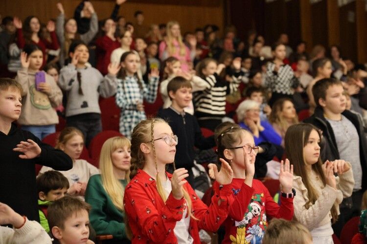 У Луцьку 500 дітей отримали солодкі подарунки  