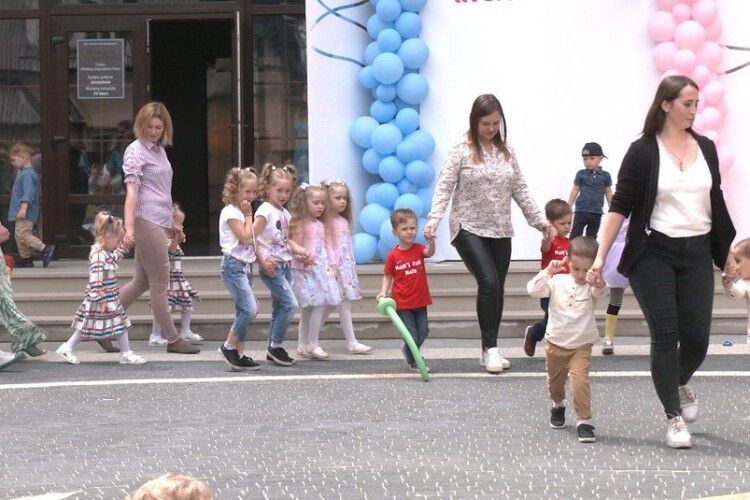 У Рівному на парад вийшли 20 пар двійнят та близнят (Фото)