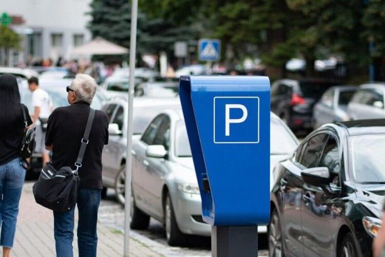 У центрі Луцька встановили нові тарифи на паркування