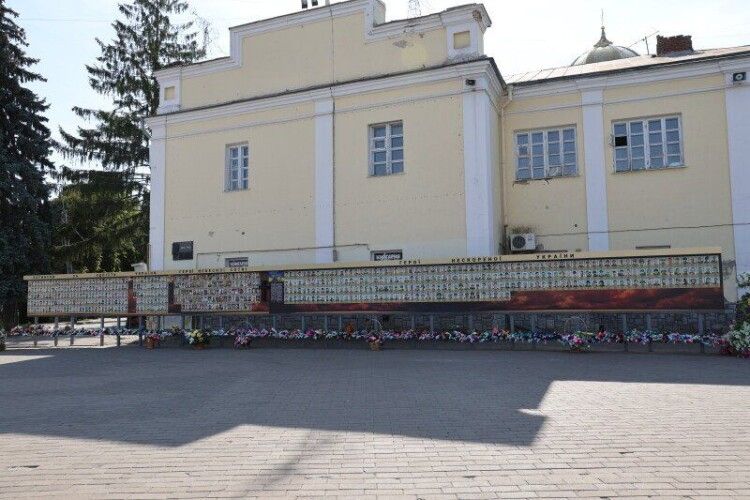 Фотостенд пам’яті Героїв у Луцьку потребує розширення: долучайтеся до обговорення