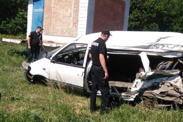 На Одещині водій поїхав під поїзд: загинула молода жінка, травмовано двоє дітей