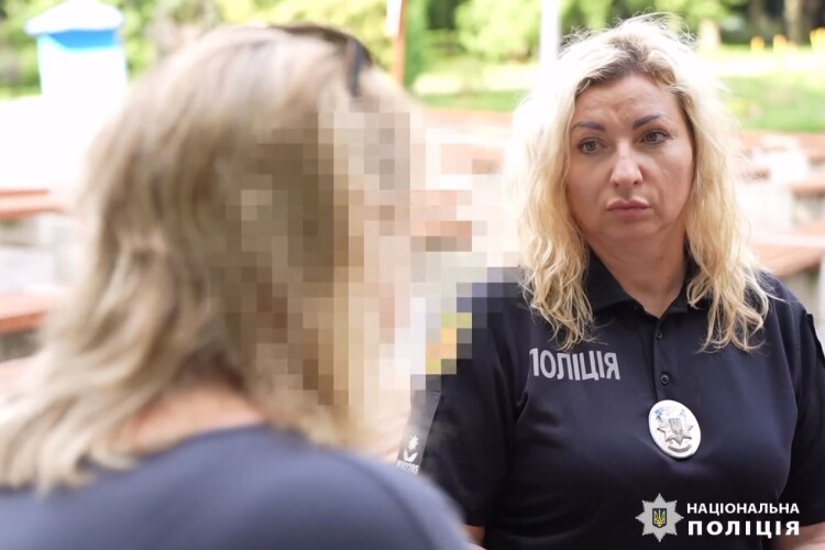 Не хотіла образити «племінника»: на Рівненщині жінка позбулася солідної суми