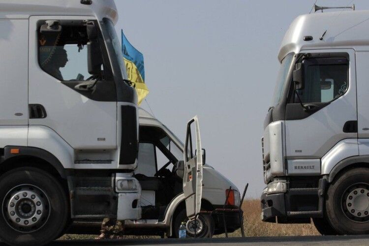 На Волині через спеку обмежили рух на дорогах: є 34 майданчики де вантажівки можуть відстоятися