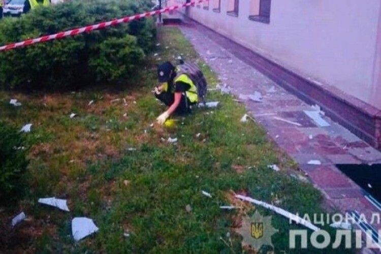 Тхне провокацією: уночі невідомий вистрілив з гранатомета у фасад будівлі скандального телеканалу 112 Україна