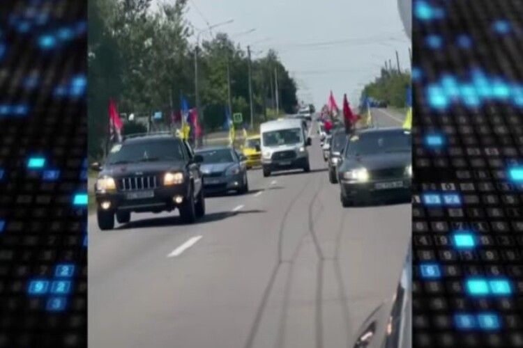 У Луцьку під час супроводу полеглого Героя патрульні оштрафували автівку з колони (Відео)