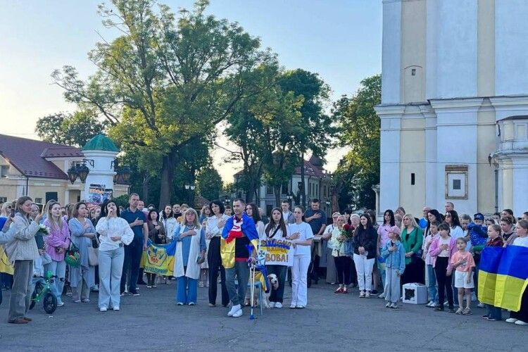 Зворушлива зустріч на Волині: місто обійняло звільненого з полону героя