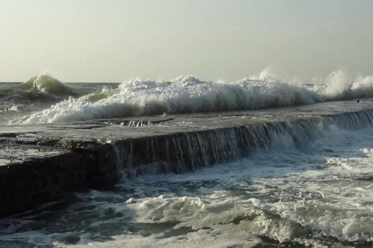У Балтійському морі за борт судна випав український моряк