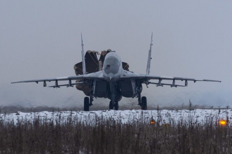 Винищувачі повернулися на луцький аеродром після бойового чергування над Азовським морем (Фото)