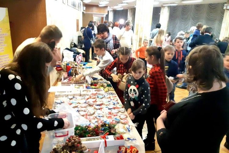 У Луцьку вихованці недільної школи виготовили новорічні сувеніри і влаштували благодійний ярмарок (фото)
