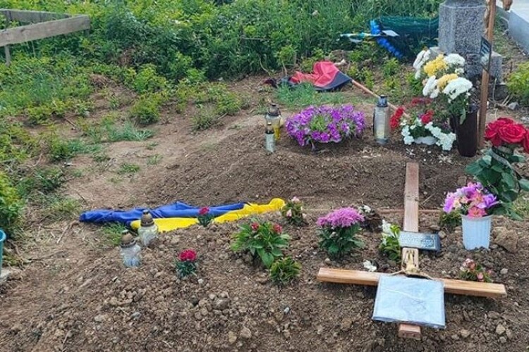 На Тернопільщині вандал пошкодив чотири могили нещодавно похованих бійців