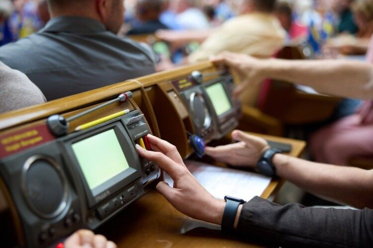 Нардепи відмовилися обмежити зарплати чиновників на максимальному рівні у 80 тисяч гривень 