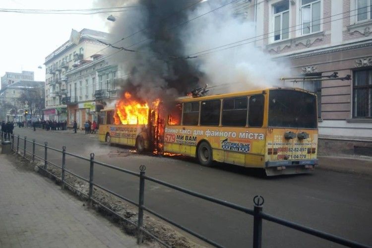 У центрі найфайнішого міста України згорів файний тролейбус (фото)
