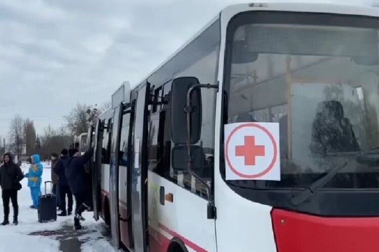 Евакуація з Сум: друга колона вже доїхала до Полтавщини