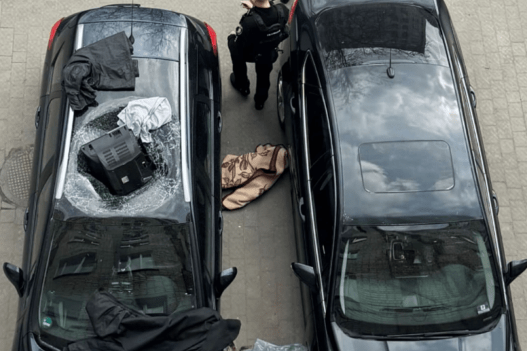 У Львові з вікна багатоповерхівки «прилетів» сюрприз на дах іномарки