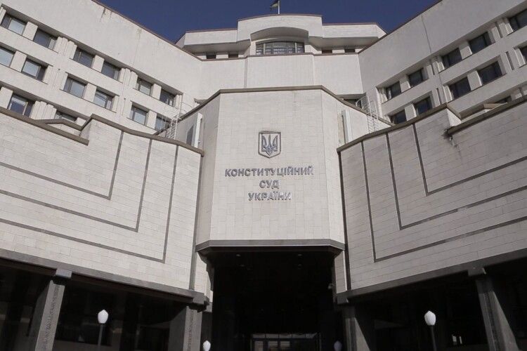 Відомий український журналіст принагідно згадав, як 17 років тому пожбурив цеглину у вікно Конституційного суду