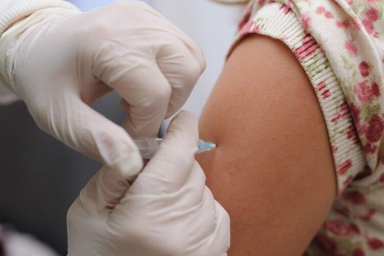 У Луцьку вакцинуватимуть дівчаток від раку шийки матки
